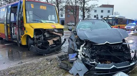 Czołowe zderzenie samochodu i autobusu podmiejskiego. Dwie osoby trafiły do szpitala
