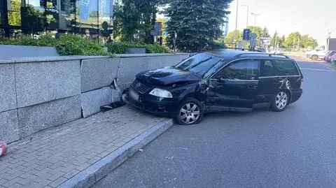 Najpierw zderzył się z autobusem, potem wpadł na murek oporowy