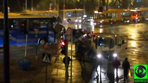 Autobus zderzył się z ciężarówką