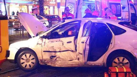 Zawracał na Jana Pawła, wjechał pod tramwaj