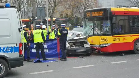 Fiat zderzył się z autobusem. Jedna osoba nie żyje, druga walczy o życie