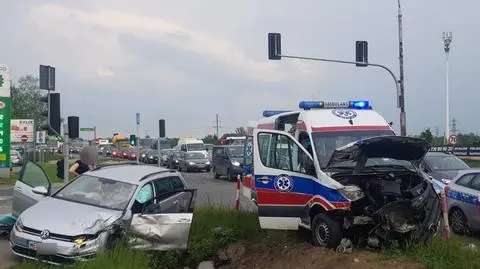 Zderzenie z karetką, trzy osoby ranne