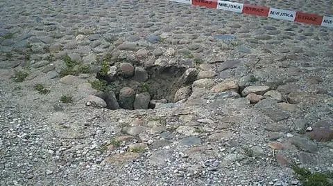 Na ulicy Biruty zapadł się bruk 