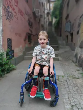 Olinek zmaga się z mózgowym porażeniem dziecięcym czterokończynowym, wrodzoną wadą układu moczowego, zaburzeniami integracji sensorycznej i opóźnieniem psychoruchowym