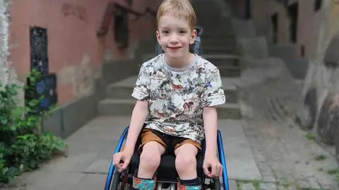 Olinek zmaga się z mózgowym porażeniem dziecięcym czterokończynowym, wrodzoną wadą układu moczowego, zaburzeniami integracji sensorycznej i opóźnieniem psychoruchowym