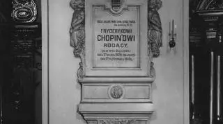 Wnętrze kościoła. Epitafium z sercem Fryderyka Chopina (1910-1939)