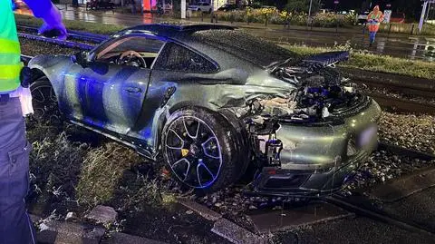 Kierowca porsche chciał zawrócić na torowisku, zderzył się z tramwajem