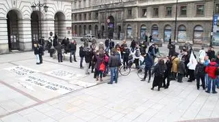 Protestujący przed pomnikiem