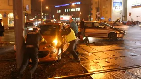 Zderzenie dwóch peugeotów. Jedna osoba ranna