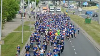 Zawodnicy na trasie 29. Biegu Konstytucji 3 Maja