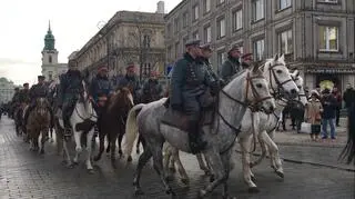 Rekonstruktorzy na koniach na Krakowskim Przedmieściu