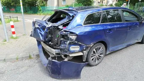 Kolizja toyoty i miejskiego autobusu