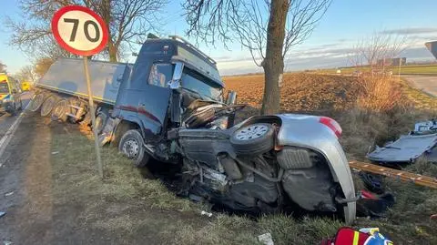 "Kierowca ciężarówki zjechał na przeciwległy pas i zderzył się czołowo z autem osobowym". Nie żyje jedna osoba