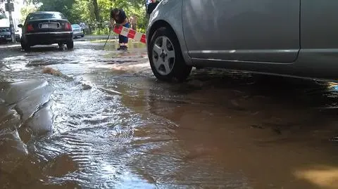 Awaria przy al. Wyścigowej. Woda na jezdni
