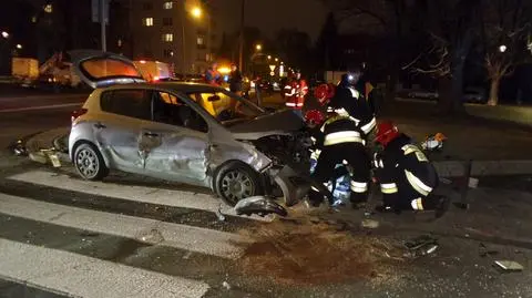 Hyundai ściął latarnię po zderzeniu z nissanem