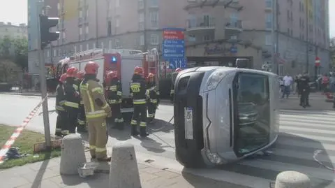 Samochód na boku, a wokół niego "rozsypane jedzenie i garnki"