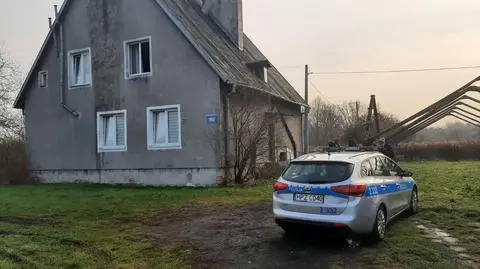Pożar domu w Rembertowie. Mieszkańcy nie mogą wrócić do spalonego budynku 