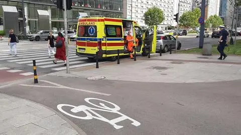 Rowerzysta potrącony na rondzie, obok wypadek z udziałem kobiety na hulajnodze