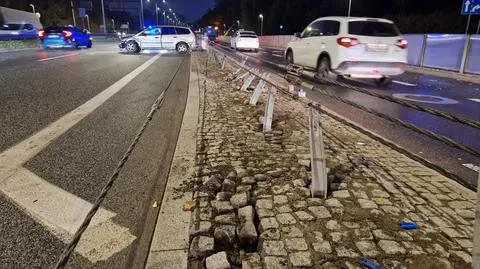 Zjeżdżał z wiaduktu, uszkodził barierki. Auto stanęło w poprzek Wisłostrady 