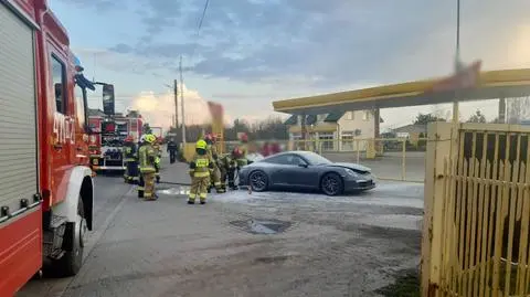 Ogień przy stacji paliw. W porsche zapalił się silnik