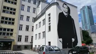 Mural z Jackiem Kuroniem powstał na budynku liceum przy Złotej