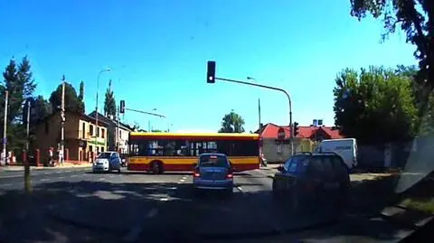 Autobusem na czerwonym. "Omal nie staranował samochodu"