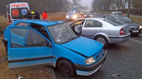 Rozbite samochody blokują ulicę Batorego