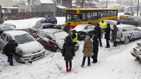 Autobus wpadł na zaparkowane samochody