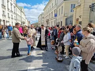 Tłum wiernych przed cerkwią na Miodowej podczas nabożeństwa wielkanocnego 