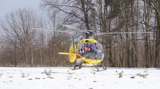 Samochód uderzył w przydrożny słup