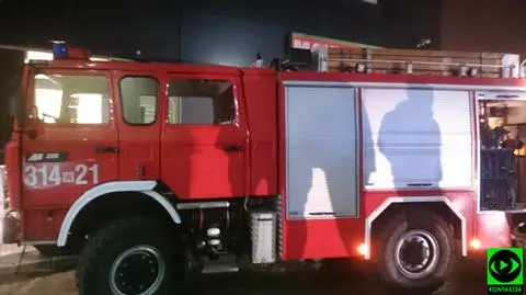 Elewacja kina zapaliła się od neonu 