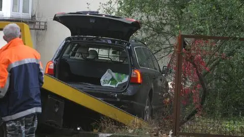 Zderzenie w Rembertowie. Volvo wjechało w płot