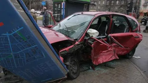 Wypadek na Ochocie. Kierowca zmarł w szpitalu