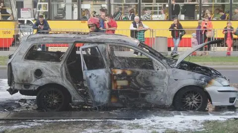 Auto w płomieniach przy rondzie Radosława