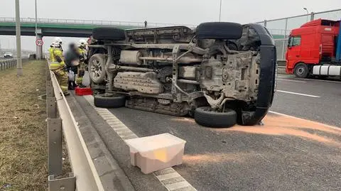 Auto na boku na trasie S8. Zablokowane były dwa pasy na wjeździe do Warszawy