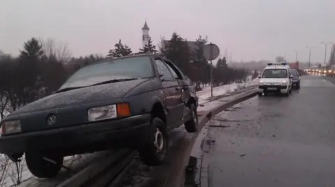 Volkswagen na barierkach. Auto nie ma rejestracji