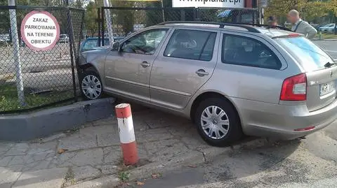 Skoda zawisła na płocie nauki jazdy