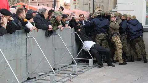 PiS i PO oskarżają się o "prowokację przed pałacem"