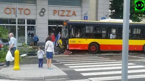 Wypadek na Lesznie. Autobus uderzył w latarnię i drzewo