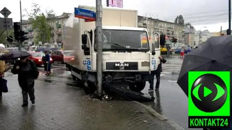 Ciężarówka zatrzymała się na sygnalizatorze
