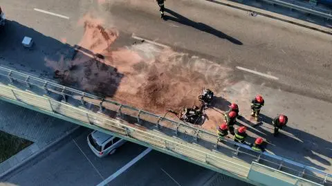 Samochód uderzył w barierkę. "Tak mocno, że wypadł silnik"