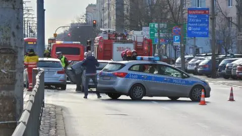 Zderzenie na Grójeckiej. BMW wpadło na słup trakcji tramwajowej 