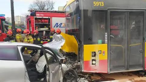 Samochód uderzył w tył autobusu. Kierowca w szpitalu