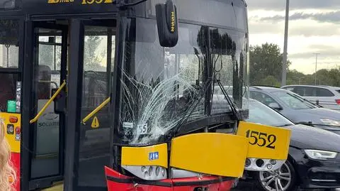 Wypadek na moście. Dwie osoby ranne, rozbity autobus