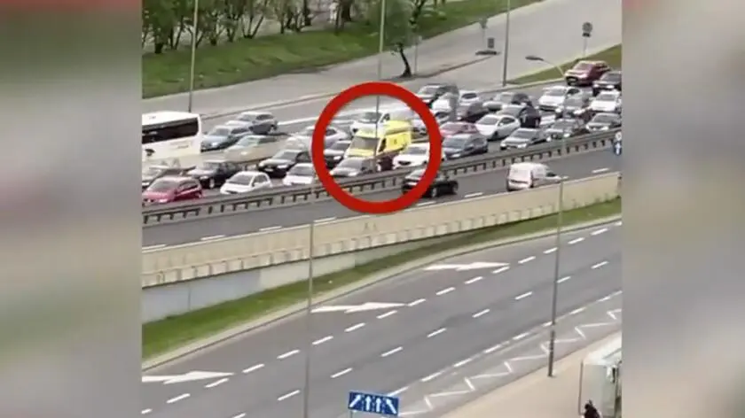 Aktywiści usiedli na jezdni, w korku stała karetka. Policja publikuje nagranie