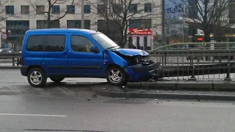 Citroen wbił się w barierę