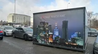 Obskurny kiosk został zasłonięty płachtą