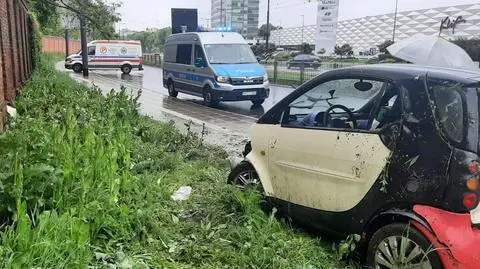 Dostawca jedzenia wypadł z drogi, uderzył w mur cmentarza. "Auto jest rozbite z każdej strony"