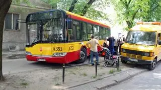 Pod autobusem zapadła się studzienka