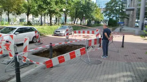 Zapadł się fragment jezdni i chodnika